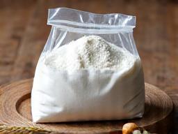 透明な袋に入った国産米粉